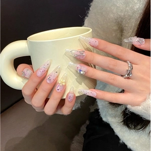 Unghie finte stiletto fatte a mano con sfumatura rosa floreale, farfalle 3D e perle eleganti
