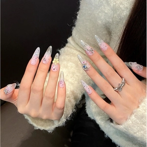 Unghie finte stiletto sfumate rosa con farfalle 3D in metallo e strass scintillanti