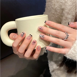Unghie finte fatte a mano stile French nero con farfalle d'argento e strass luminosi