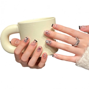 Unghie finte artigianali French nere con glitter argento e farfalle 3D