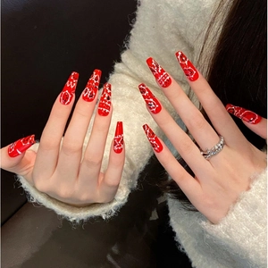 Faux ongles rouges forme cercueil faits main avec motifs paisley noirs et blancs