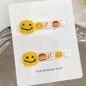 Unghie finte per piedi gialle fatte a mano con faccine sorridenti, fiori e strisce arcobaleno