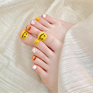 Unghie finte per piedi fatte a mano bianche con sorrisi colorati e motivi floreali