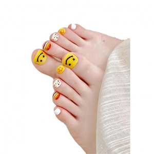 Unghie piedi bianche fatte a mano con smiley gialli e motivi a strisce arcobaleno