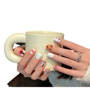 Faux ongles faits main avec motifs de chiot, d'ours brun et de cerises peints à la main