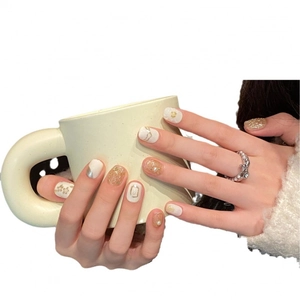 Faux ongles faits main aurora avec motifs de fleurs et accents de perles élégants