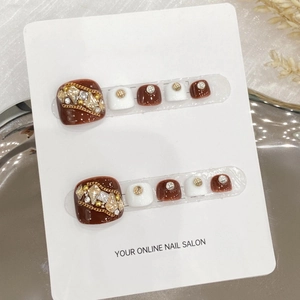 Faux ongles d'orteils faits main en blanc et marron avec strass de luxe et chaîne dorée