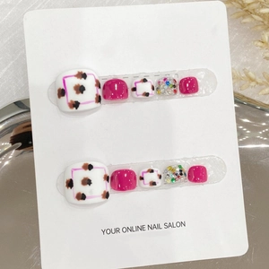 Unghie finte per piedi fatte a mano bianche con motivo leopardato e strass colorati brillanti