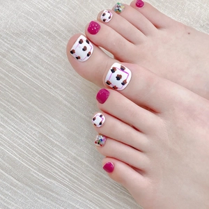 Unghie finte piedi bianche e rosa con stampa leopardata e glitter scintillanti