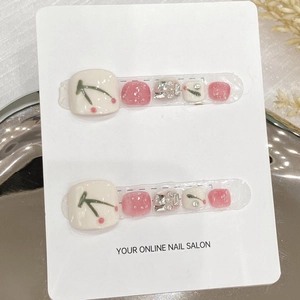 Faux ongles d'orteils faits main avec paillettes roses, base blanche et strass cerise