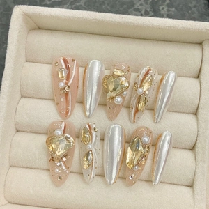 Unghie finte fatte a mano con strass a cuore e perle, forma a mandorla di lusso
