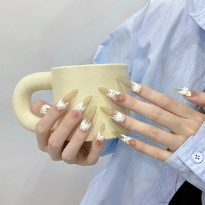Faux ongles stiletto faits main avec relief 3D blanc et perles élégantes de luxe