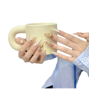Unghie finte fatte a mano color oro champagne con strass 3D e perle di lusso