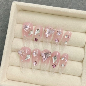 Faux ongles faits main dégradé rose avec strass en cœur et pointes texture glacée