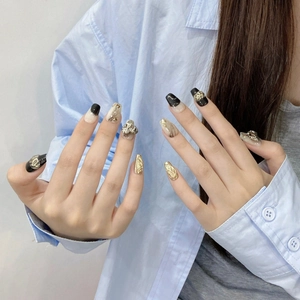 Handgefertigte Schwarz Gold Marmor Künstliche Fingernägel Mit 3D Herz Strass Kurze Sargform Damen Maniküre Dekor