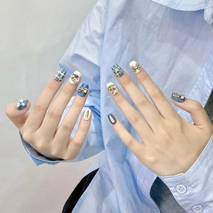 Press On Nails Faits à la Main Bleu Blanc Plaid Papillon 3D Strass Nœud Papillon Forme Cercueil Court Faux Ongles Femme