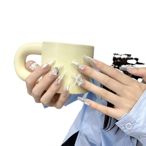 Handgefertigte Press-on-Nägel mit 3D-Schmetterlingen und silbernem Glitzer in Sargform