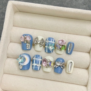 Faux ongles faits main bleu et blanc avec nœuds 3D, strass et charmes d'étoiles