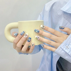 Faux ongles faits main bleu clair et blanc avec des nœuds 3D et des strass chic