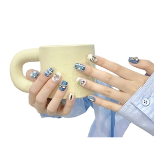 Faux ongles faits main bleu clair avec motifs à carreaux, strass et nœuds en relief