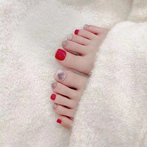 Faux ongles de pieds faits main rouges et argentés pailletés avec motifs de cœurs