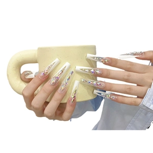 Unghie finte fatte a mano a forma di bara con strass bianchi e perle su base nude