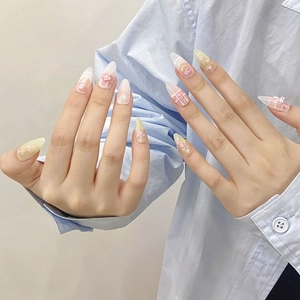 Faux ongles faits main printemps avec fleurs 3D et motifs à carreaux de forme amande rose