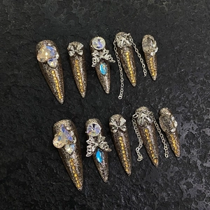 Handgefertigte lange Stiletto-Nägel zum Aufdrücken mit braunem Glitzer und 3D-Bögen