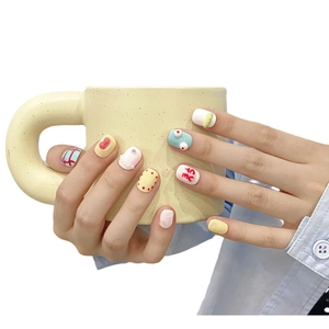 Uñas postizas artesanales con divertidos diseños de dibujos 3D y bordes de perlas