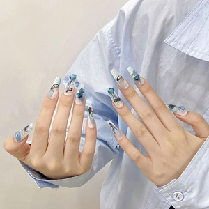 Blaue Aquarellrosen handgefertigte Press-on-Nägel in langer Trapezform mit 3D-Blumenkunst
