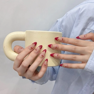 Handgefertigte Kirsch-French-Nägel in langer Mandelform mit roten Spitzen und Fruchtdesign