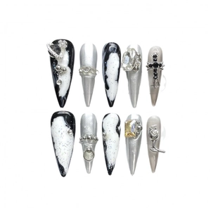 Unghie stiletto argento con croci in cristallo 3D e dettagli metallici in stile gotico