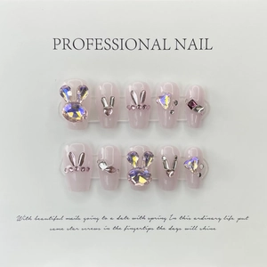 Detail van handgemaakte kunstnagels met 3D-konijnenoren en roze kattenoog glittereffect
