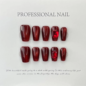 Handgemaakte bordeauxrode cat-eye press-on nagels met rode edelsteen in lange kistvorm