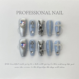 Faux ongles cercueil faits main argent et bleu avec lapin 3D et breloque gothique