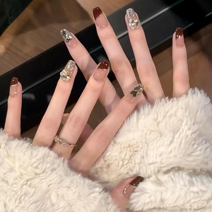 Faux ongles trapèze longs rouge vin avec strass brillants et design French manicure