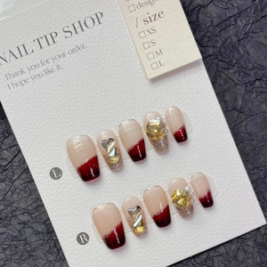 Faux ongles français bordeaux avec paillettes champagne et accents de diamants en cœur