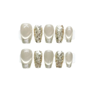Faux ongles beige œil de chat et paillettes dorées champagne, forme carrée-ovale