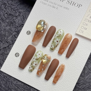 Faux ongles faits main marron café avec marbre ambré et accents de diamants brillants