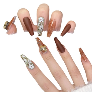Faux ongles faits main marron café avec texture ambre et strass papillon doré 3D
