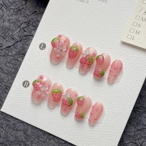 Faux ongles faits main motif fraise en rose poudré avec détails floraux en relief