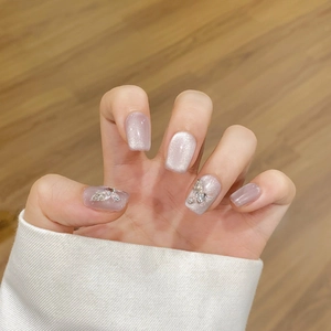 Nude νύχια cat eye με 3D στρας πεταλούδας και glitter φινίρισμα για κομψή εμφάνιση