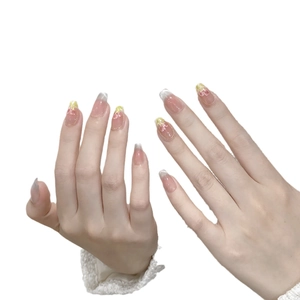 Handgemachte Blush Katzenauge Kunstnägel mit Tulpenmustern und goldenen French-Spitzen