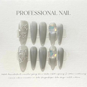 Détails de faux ongles stiletto gris avec motifs papillon et strass irisés brillants