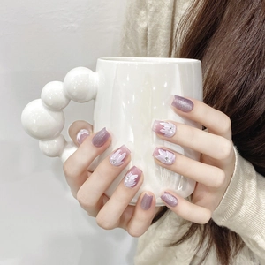 Faux ongles faits main violet avec motifs floraux 3D et effet scintillant œil de chat