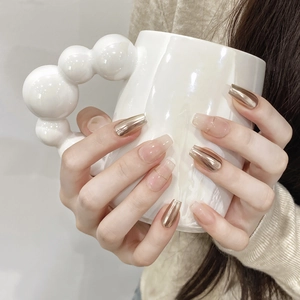 Détails de faux ongles ballerine longs effet miroir doré et rose poudré avec décors
