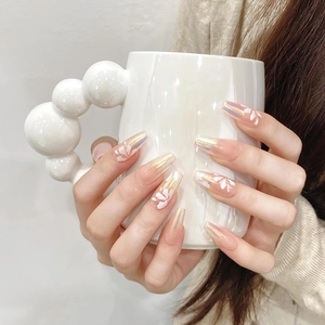Nahaufnahme der langen Coffin Aurora Press-On Nails mit weißen handgemalten Blumen