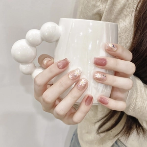 Pink daisy press-on nails with glitter floral art in a short square shape for women