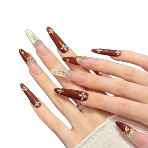 Faux ongles 3D fleurs dorées avec strass et perles sur forme cercueil allongée