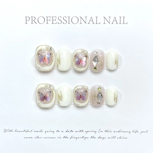 Faux ongles baroques avec papillon 3D, perles et strass en blanc crème et rose poudré